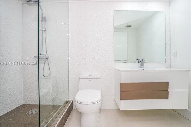 Building Photo - 7601 E Treasure Dr