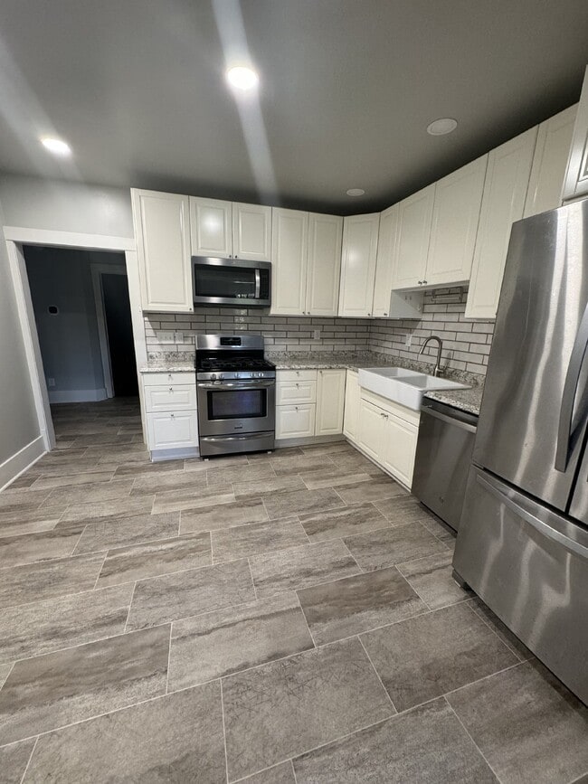 Building Photo - 4 bedroom 3 bath Springfield home with Off street parking