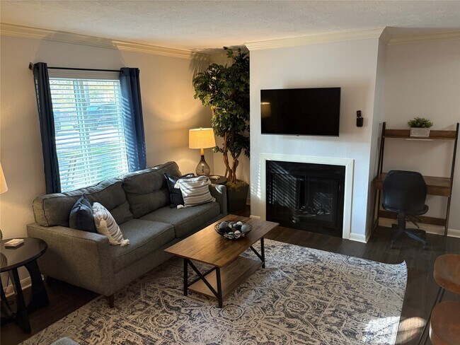 Building Photo - 732 Memorial Mews St