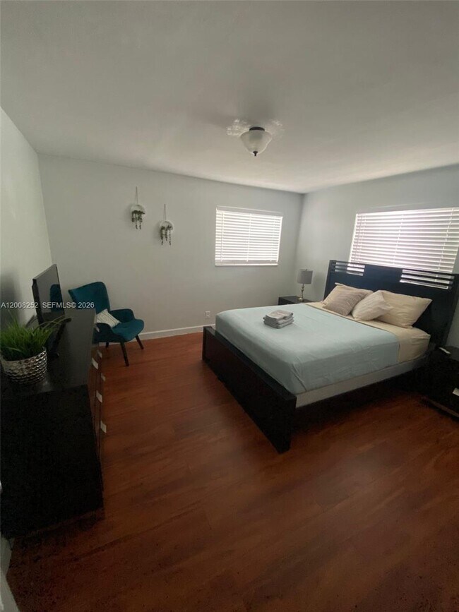 Building Photo - 1740 NE 56th St