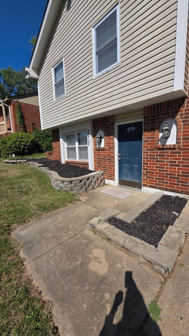 Building Photo - Welcome home to this beautiful Blue Spring...