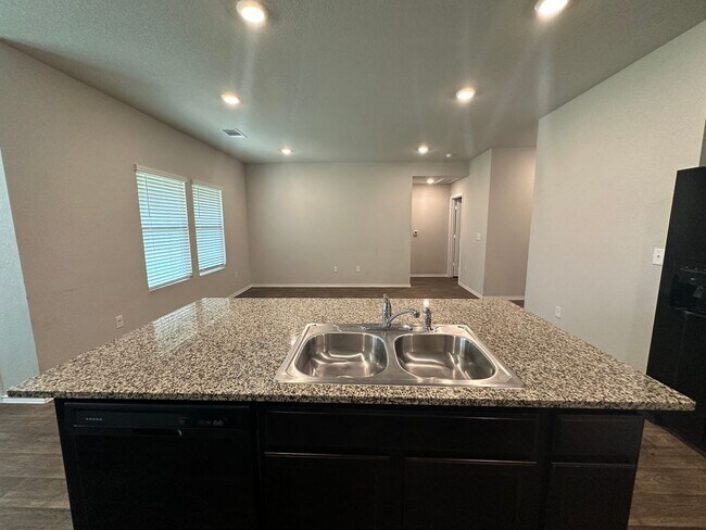 Building Photo - Classic Three Bedroom Two Bath Home in a Great Neighborhood