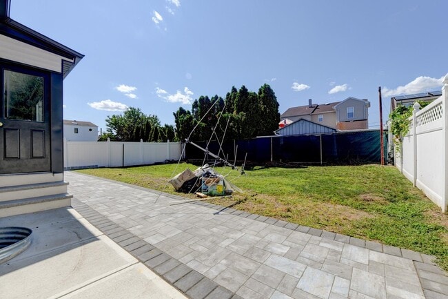 Building Photo - 815 3rd St