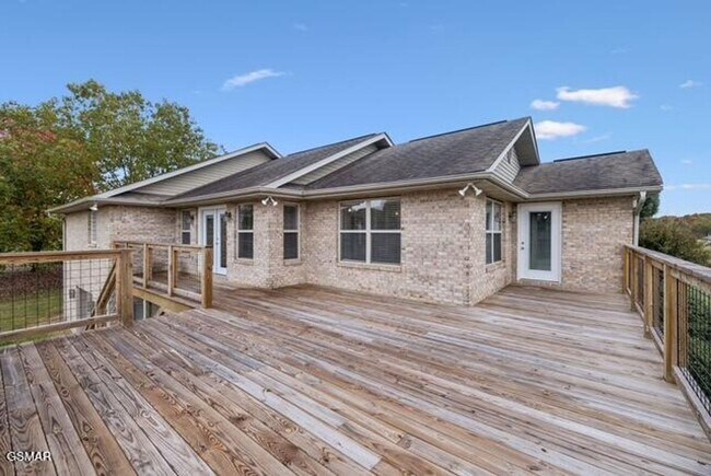 Building Photo - Spacious & Grand Living!!!