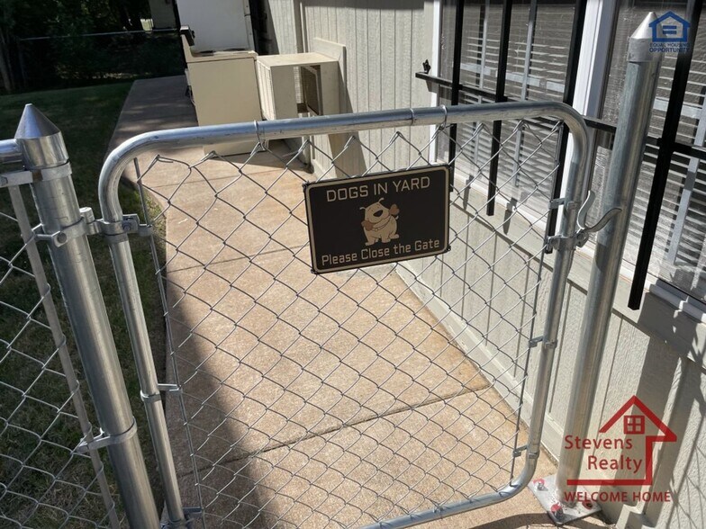 Building Photo - 1502 NW Kingsbury Ave