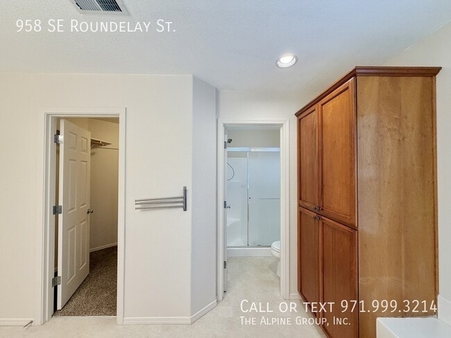 Building Photo - 958 SE Roundelay St