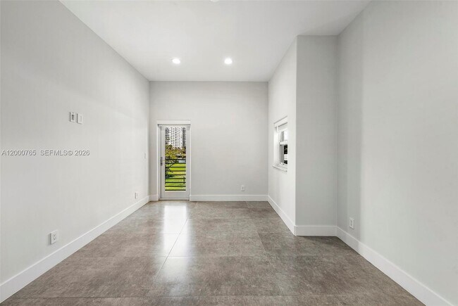 Building Photo - 552 Palm Dr