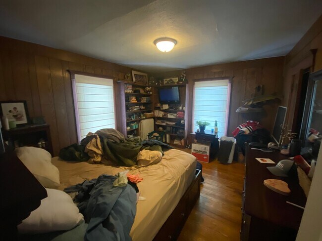 Building Photo - AVAILABLE NOW - Large 4 bedroom in Lakesid...