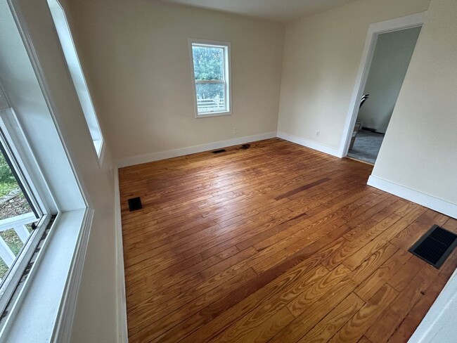 Building Photo - Newly Renovated 2 Bedroom House