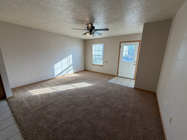 Building Photo - Spacious 3 Bedroom 2 Bath Townhome