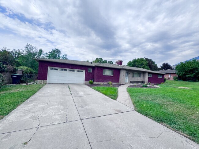 Building Photo - 501 E Sumac Ave