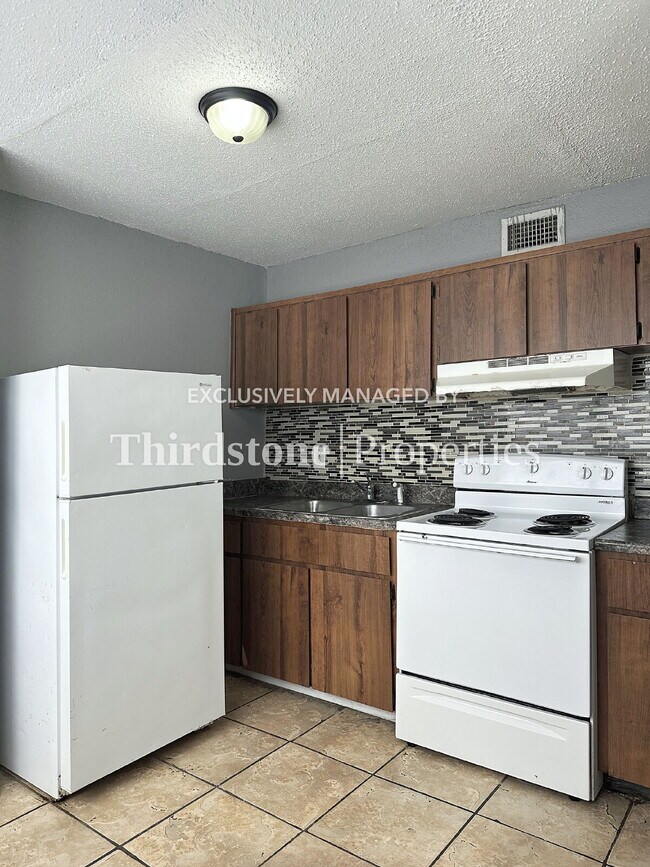 Primary Photo - 1819 W 6th St