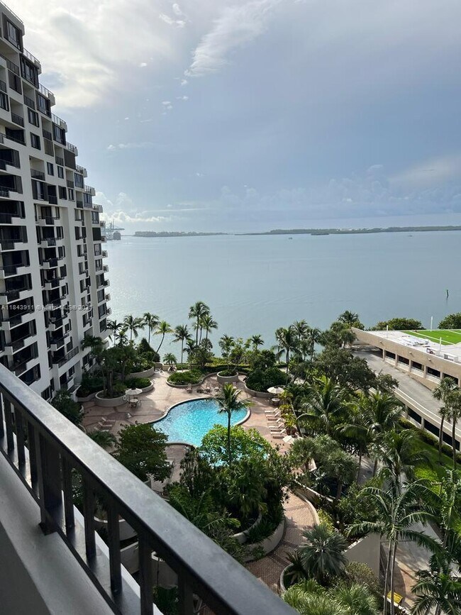 Building Photo - 520 Brickell Key Dr