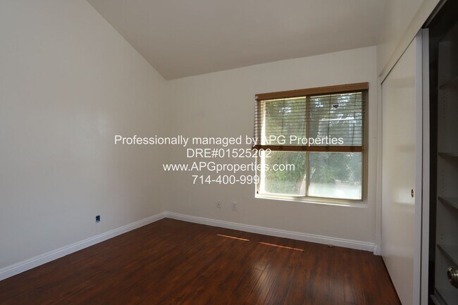 Building Photo - 2 Bed + 2 bath split level Condo with a 2 ...