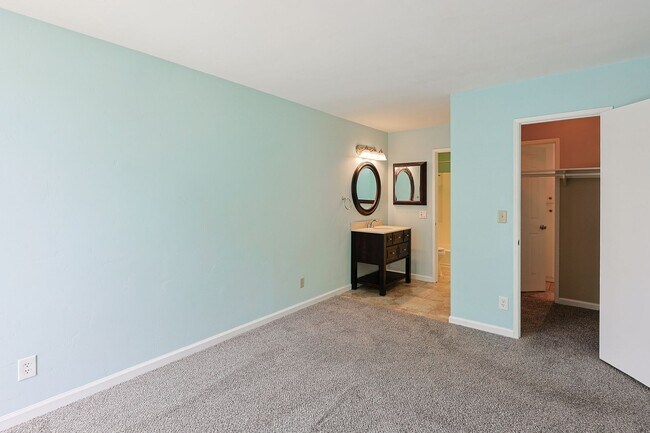 Building Photo - 1 Bed / 1 Bath Condo Near Cowles Mountain – Move-In Special!