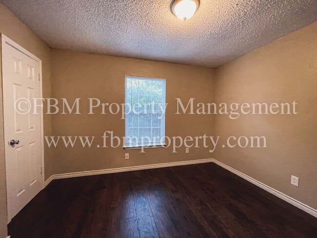 Building Photo - 2539 W Sycamore Ave