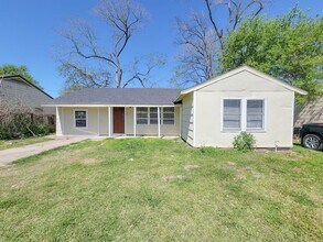 Building Photo - Welcome to this inviting single-family residence in the desirable South Park/Sunnyside area of Ho...