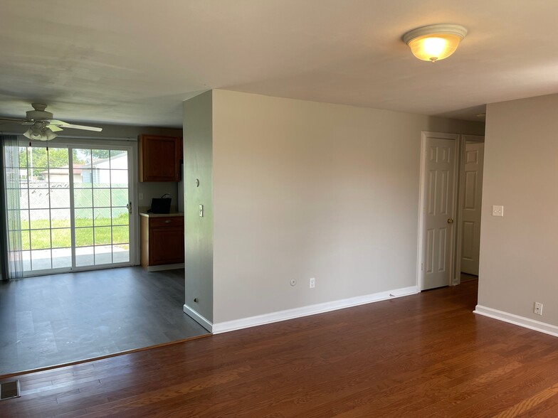 Building Photo - 7883 Sebring Dr