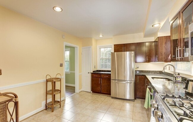 Building Photo - Absolutely Gorgeous Rambler in Great Location!