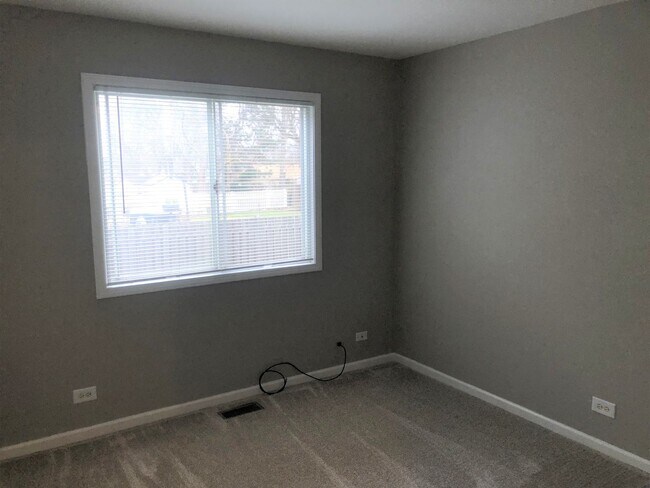 Building Photo - 448 Independence Ln