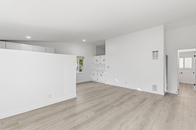 Building Photo - 360 S Reeves Dr