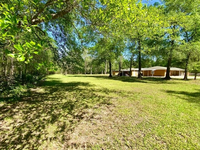 Building Photo - 10451 N Essex Dr