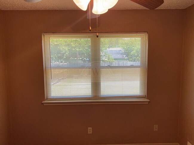 Building Photo - 2212 Silverhill Dr