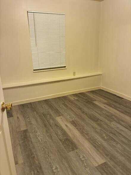 Building Photo - 1050 Plaza Ct N