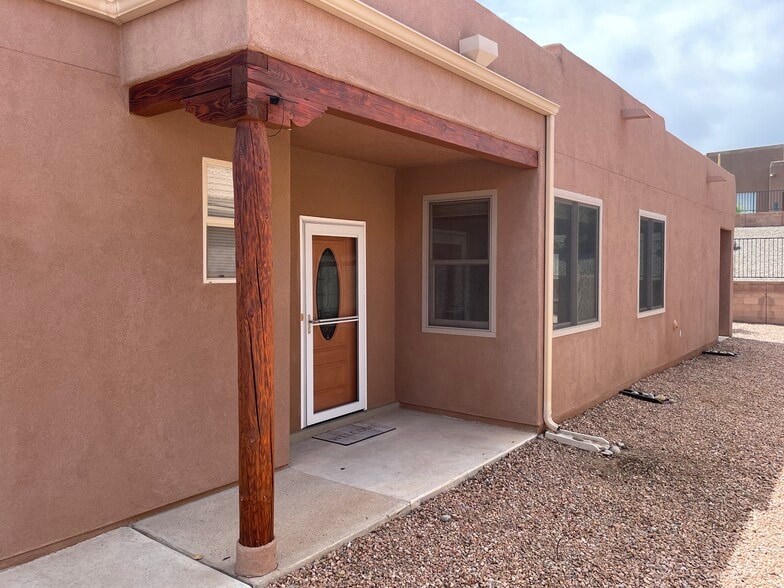 Building Photo - 931 Desert Willow Ct