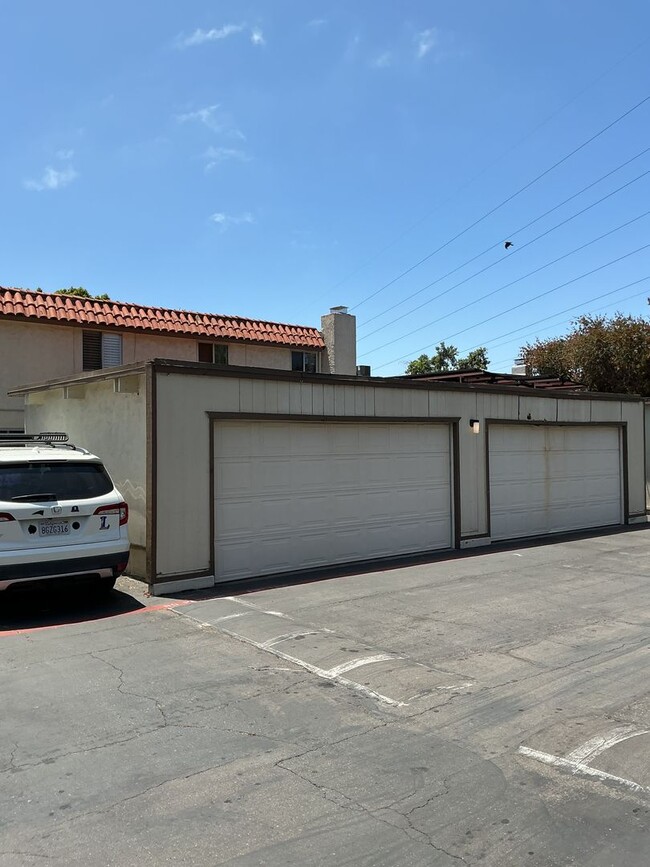 Building Photo - Townhome 3 bedroom 2 bath
