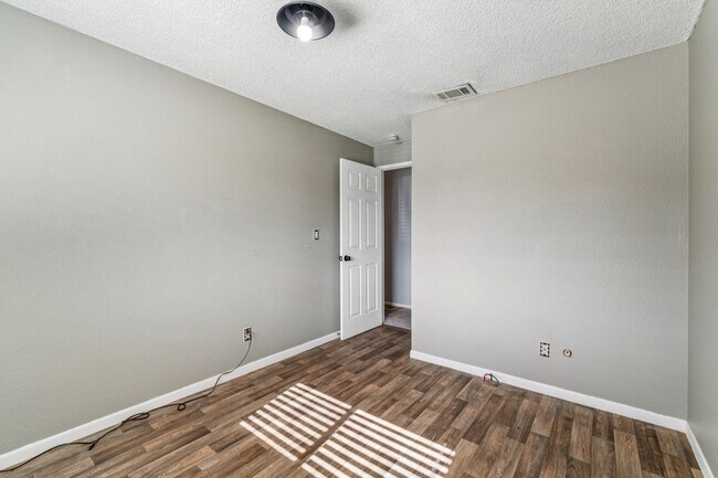 Building Photo - 1508 W Elm Pl