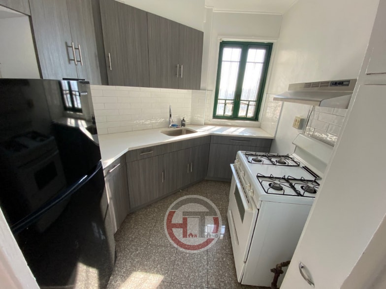 Primary Photo - 1595 Unionport Rd