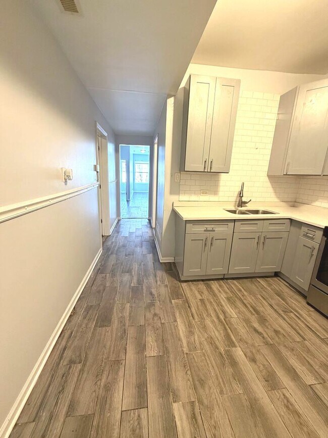 Building Photo - 7224 S St Lawrence Ave