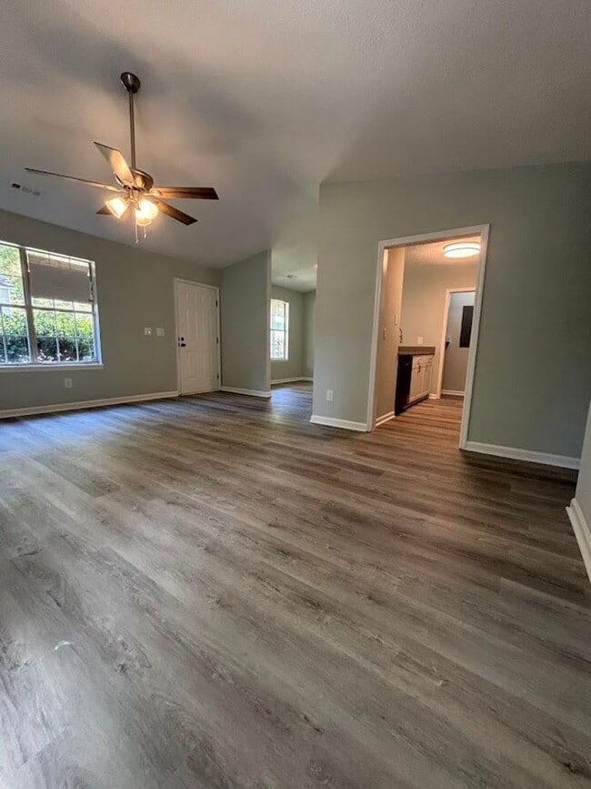 Building Photo - Newly Renovated 3 Bedroom Duplex~