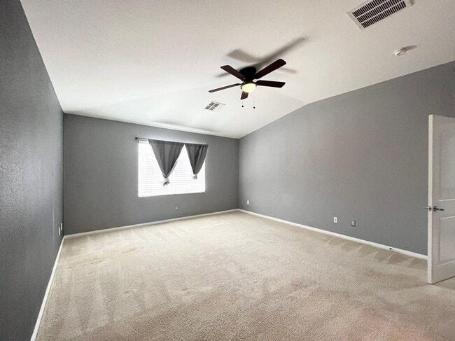 Building Photo - Beautiful 2 story single family house