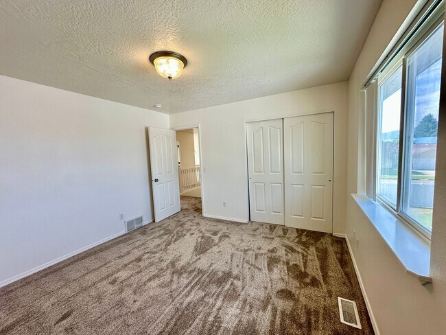Building Photo - Newly Renovated Expansive Multi story 4 be...