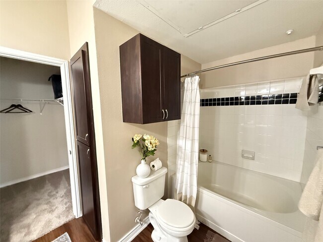 Building Photo - 6607 Brodie Ln