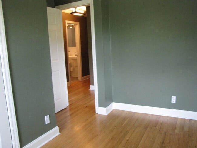 Building Photo - 501 Parkview Dr