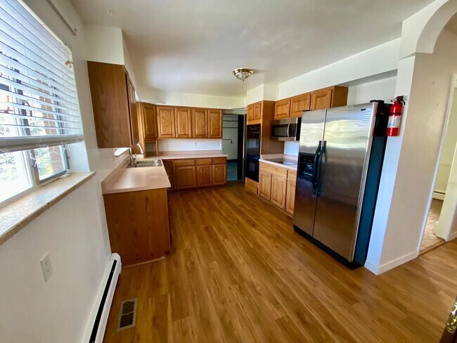 Building Photo - 5290 W Plymouth Dr