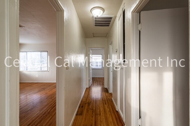 Building Photo - 2 Bedroom, 1 Bath Home - $1495 per month!