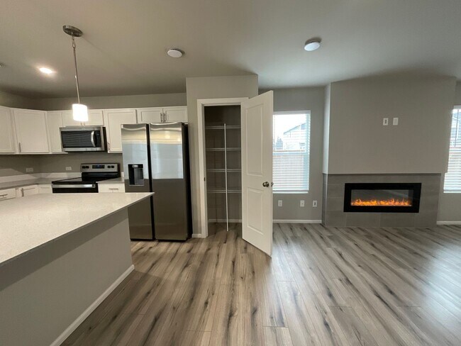 Building Photo - Beautiful 4 Bedroom, 2.5 Bath Home Availab...