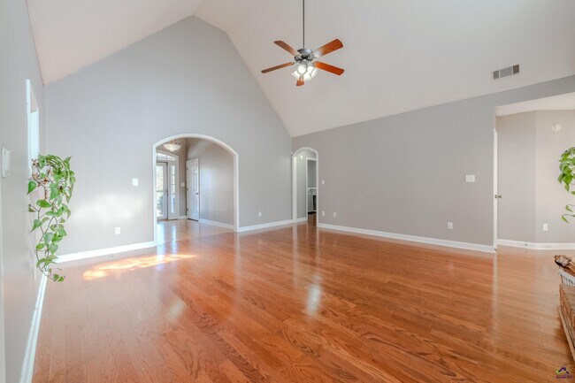 Building Photo - 611 Bay Laurel Cir