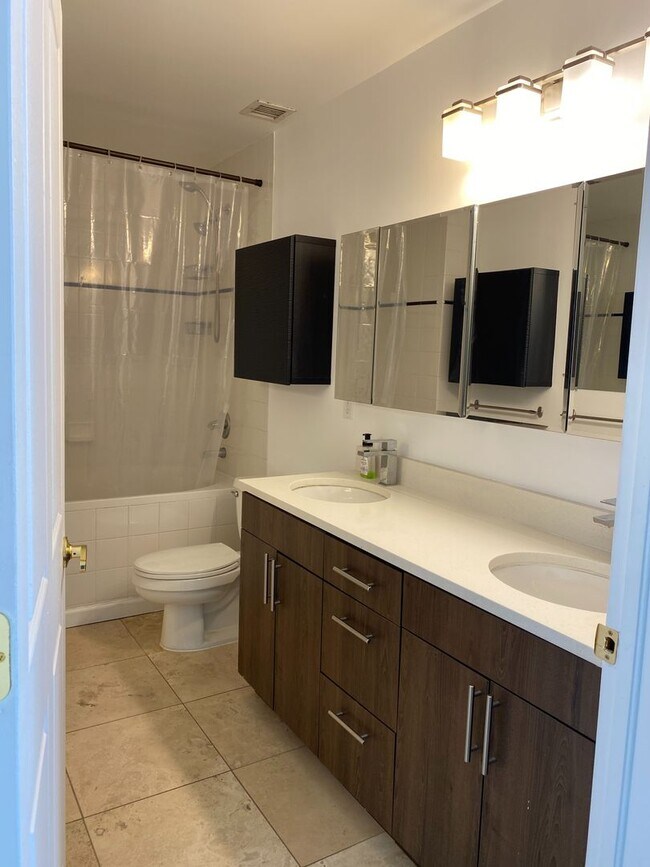 Building Photo - 1 MONTH FREE!!! 2 Bedroom Downtown Denver ...