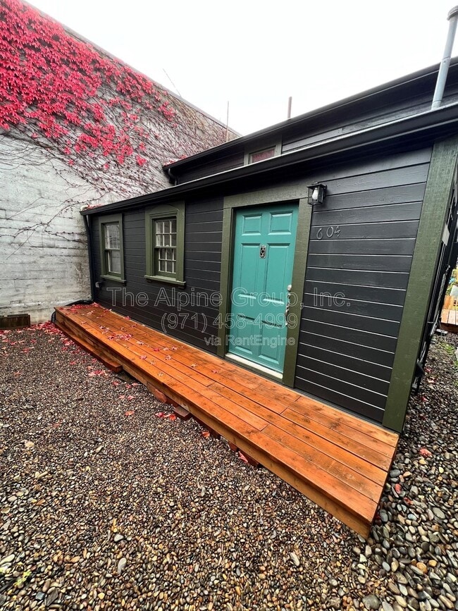 Building Photo - 604 NE San Rafael St