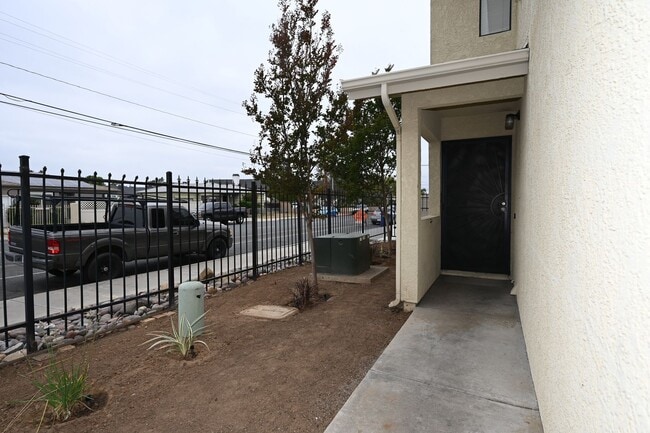 Building Photo - Spacious 3 Bed / 2.5 Bath Townhome in Gated Community – El Cajon