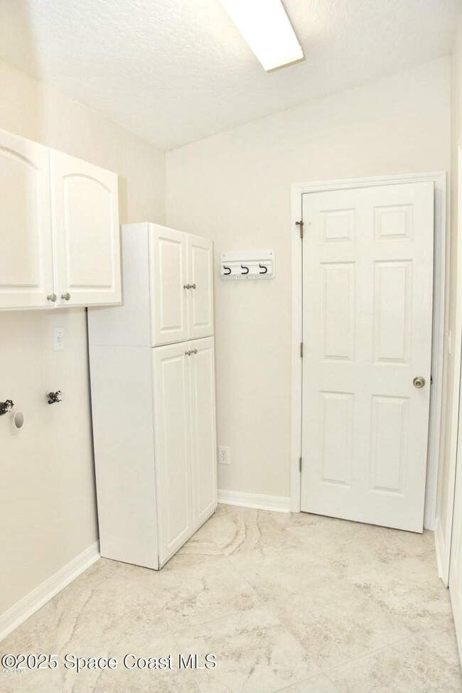 Building Photo - 974 Villa Dr