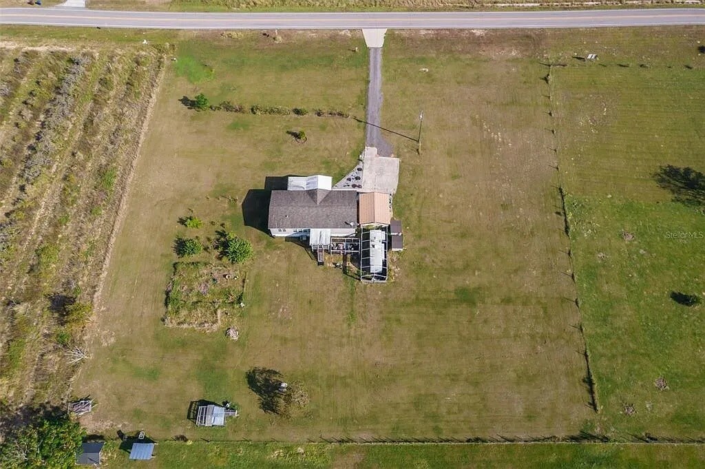 Building Photo - 401 Hatchineha Rd