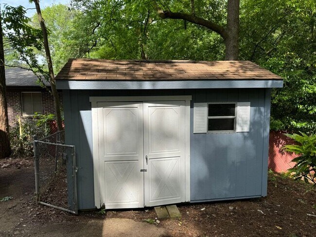 Building Photo - NOW AVAILABLE! RENT READY!!