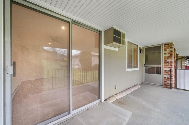 Building Photo - 1414 Old Country Rd