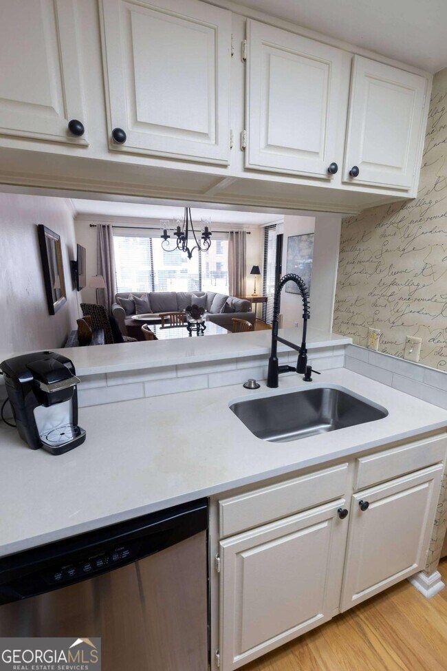 Building Photo - 3481 Lakeside Dr NE